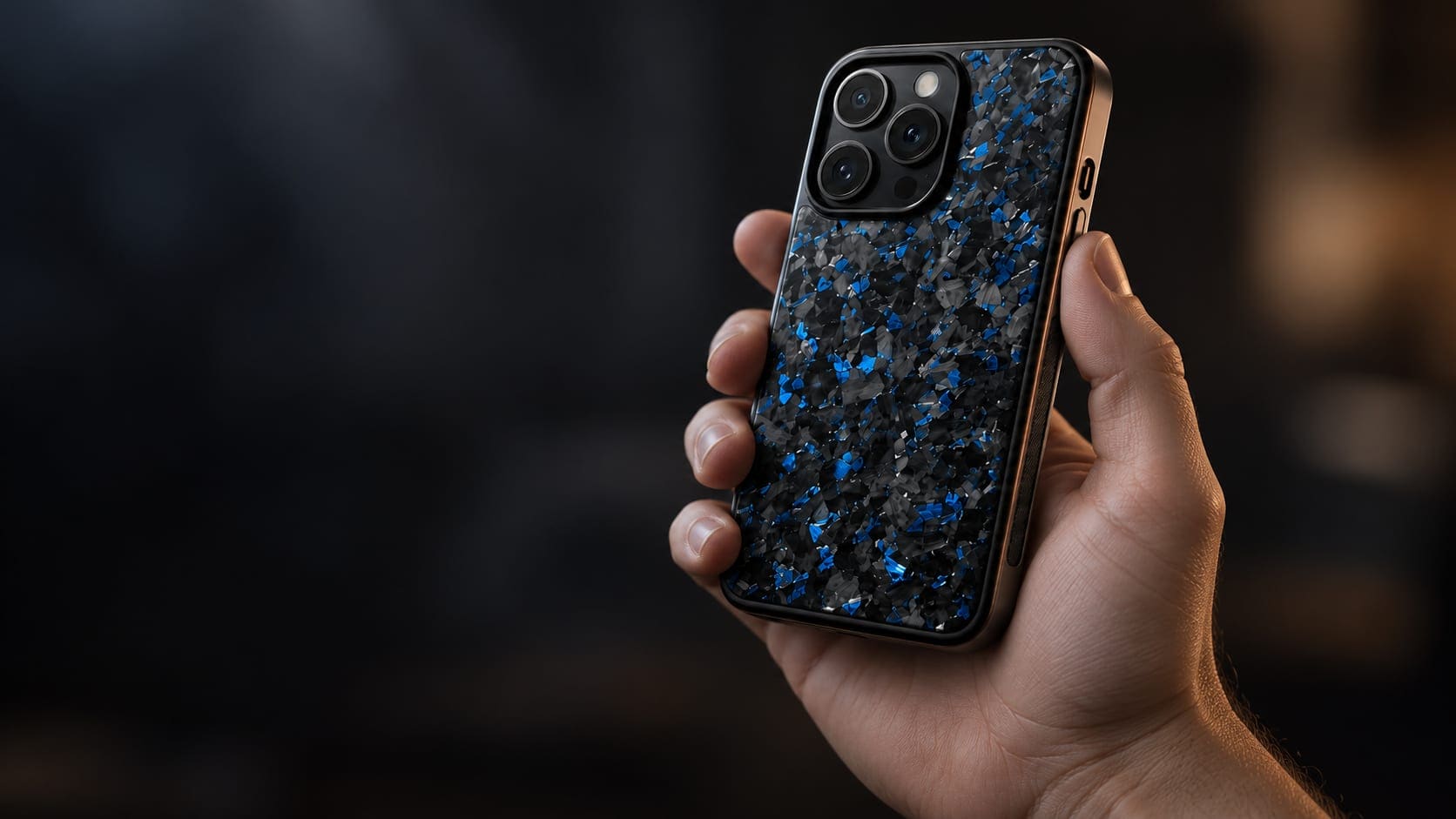 iPhone в чехле из кованого карбона в руке